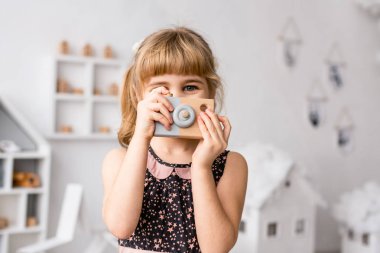 Ahşap oyuncak fotoğraf yapma ile kadın yürümeye başlayan çocuk oyun