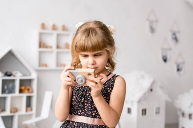 Güzel kız ile oyuncak photocamera bulmaya çalışıyorum