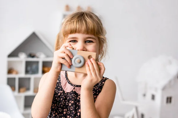 Niña Jugando Con Juguete Madera Haciendo Foto — Foto de Stock