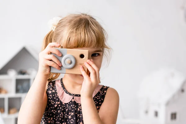 Pequeña Fotógrafa Femenina Con Cámara Madera — Foto de Stock