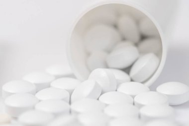 Metin için yer Serves hapı şişesiyle dışarı dökülmesini beyaz hap