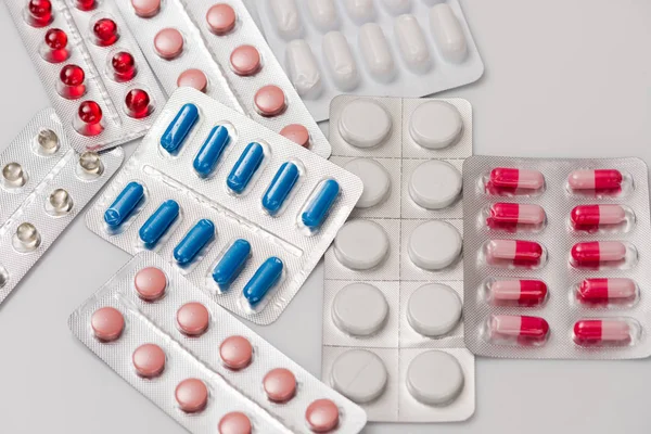 Лекарственные Таблетки Капсулы Блистерных Упаковках Белом Фоне Вид Сверху — стоковое фото