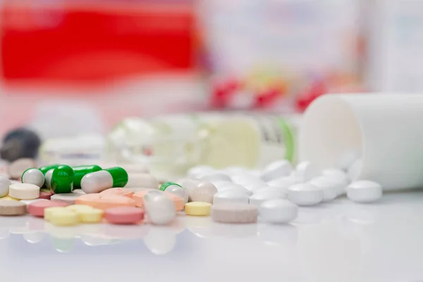 Una Mezcla Diferentes Medicamentos Tabletas Coloridas Pastillas Cápsulas Sobre Fondo — Foto de Stock