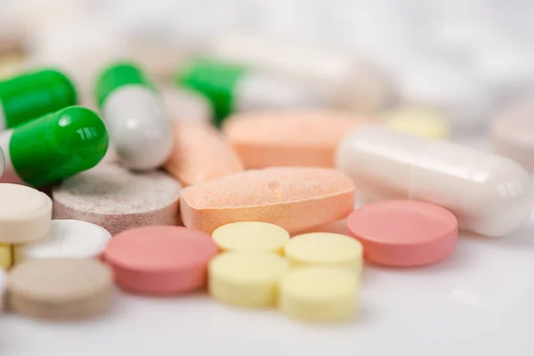 Красочные Лекарства Таблетки Крупный План Груды Желтых Зеленых Розовых Таблеток — стоковое фото