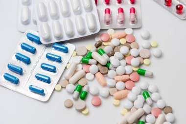 Renkli ilaç ve ilaç veya kapsül blister paketlerine beyaz arka plan üzerinde. Üstten Görünüm.