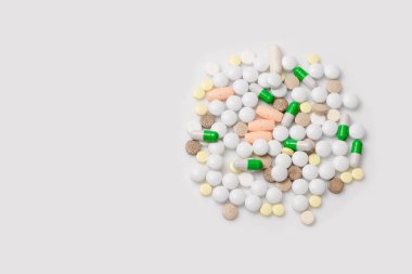 Renkli ilaç ve beyaz zemin üzerine hap. Üstten Görünüm kopya alanı, düz ile yatıyordu.