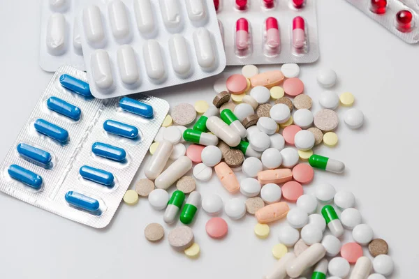 Красочные Лекарства Таблетки Капсулы Блистерных Упаковках Белом Фоне Вид Сверху — стоковое фото