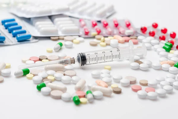 Много Красочных Лекарств Таблетки Капсулы Шприц Пузырьки Пакеты Белом Фоне — стоковое фото