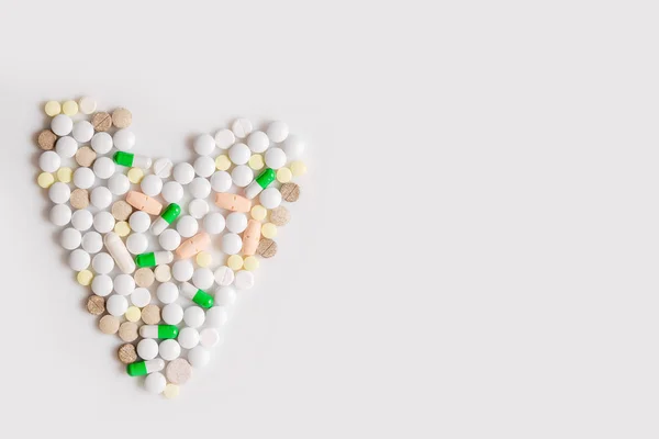 Conceito Medicina Vitaminas Comprimidos Brancos Verdes Laranja Coração Pílulas Coloridas — Fotografia de Stock