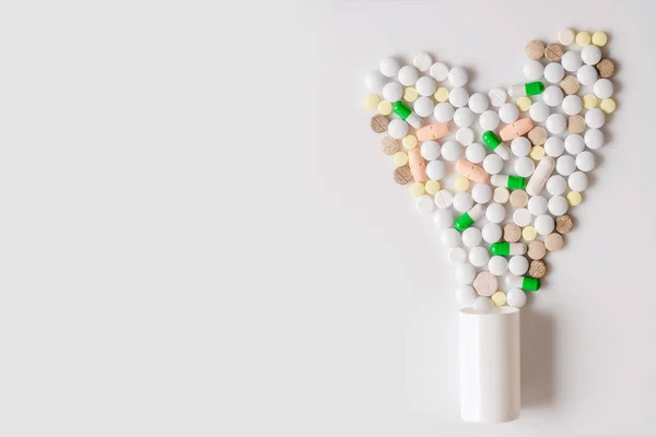 Conceito Medicamento Vitaminas Comprimidos Brancos Verdes Alaranjados Com Frasco Comprimidos — Fotografia de Stock