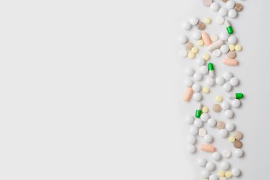 Hapları ve metin için yer ile arka plan. Renkli tasarım zemin tablet, ilaç ile. Metni sola için yerleştirin. Üstten Görünüm kopya alanı, düz ile yatıyordu.