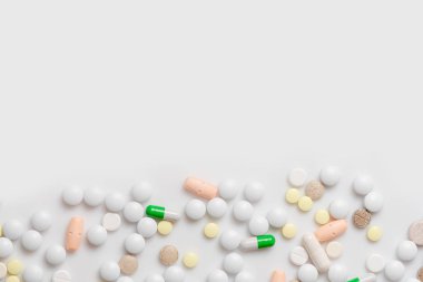 Hapları ve metin için yer ile arka plan. Renkli tasarım zemin tablet, ilaç ile. Yukarıdaki metin için yer. Üstten Görünüm kopya alanı, düz ile yatıyordu.