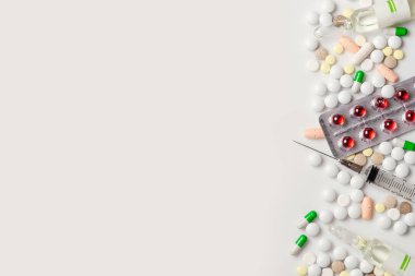 Birçok renkli ilaçlar. Hap kapsül ve şırınga, blister paketleri beyaz arka plan üzerinde. Üstten Görünüm kopya alanı, düz ile yatıyordu.