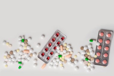 Birçok renkli ilaçlar. Hap kapsül ve şırınga, blister paketleri beyaz arka plan üzerinde. Üstten Görünüm kopya alanı, düz ile yatıyordu.