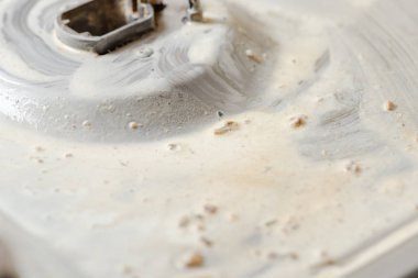 Sabun mutfak pişirme ekipmanları ile yıkayın. Kirli bir gaz sobası üzerinde deterjan sabun.