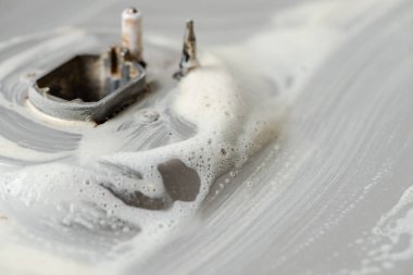 Çamaşır deterjan ile kirli bir gaz sobası sabun. Mutfak pişirme ekipmanları.