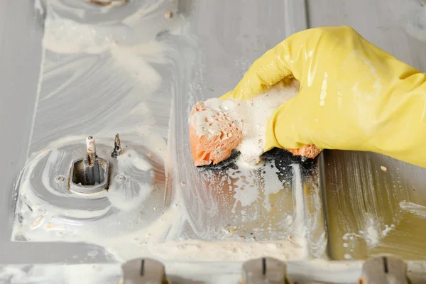 Mano Guante Amarillo Apretando Esponja Naranja Mano Guantes Amarillos Cocina — Foto de Stock