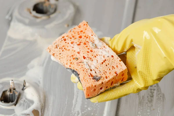 Una Mano Guante Amarillo Sostiene Una Esponja Sucia Contra Fondo — Foto de Stock