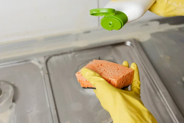 Primer Plano Mano Aplicando Jabón Líquido Botella Limpiadora Esponja Casa — Foto de Stock