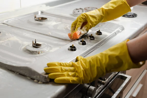 Manos Mujer Guantes Amarillos Limpiando Cocina Gas Cocina Jabón Detergente — Foto de Stock