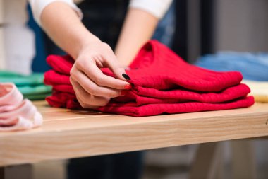 Eller kırmızı gömlek kıyafet mağazasında katlayın..