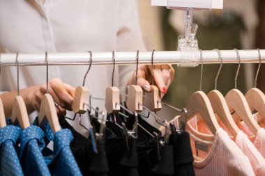 Eller ayaklıklı askılar giysiler koymak.