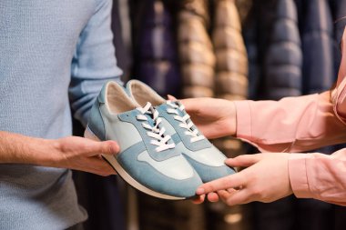 Koyu yeşil süet mokasen yakın çekim el ele tutuşur.