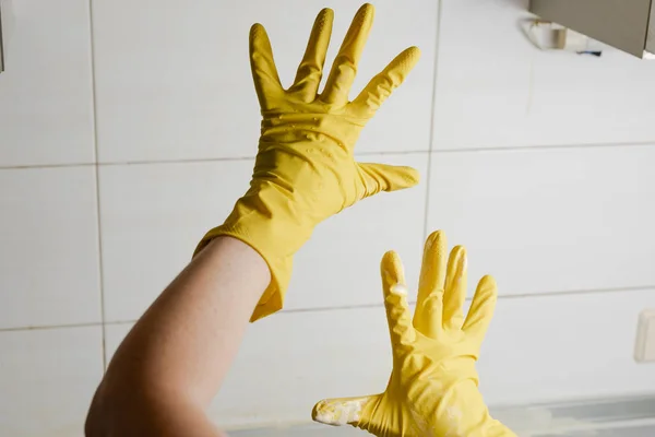 Extender los dedos en guantes de goma de lavado amarillo — Foto de Stock