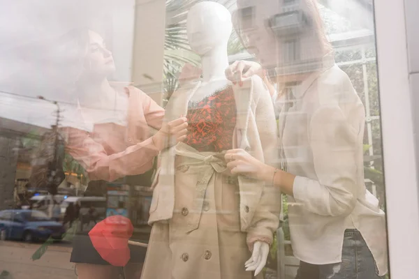 Dos chicas se visten de maniquí en la ventana de la tienda — Foto de Stock