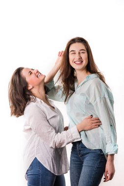 İki genç kız sarılmak ve kapalı gülmek
