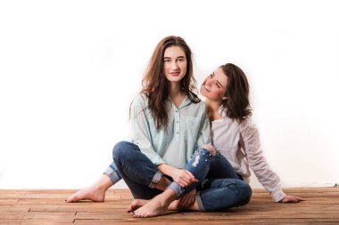 Aynı beyaz arka plan genç mutlu çifte seks