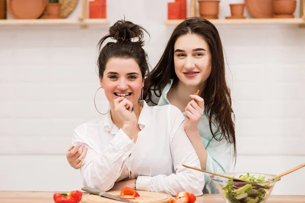 Feliz pareja lesbiana preparando comida en la cocina — Foto de Stock