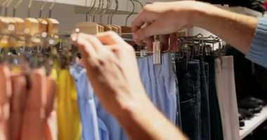 Erkek el butik giysilerle tespit closeup