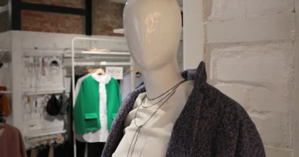 Clous-up de mannequin habillé dans un magasin de vêtements féminin — Video