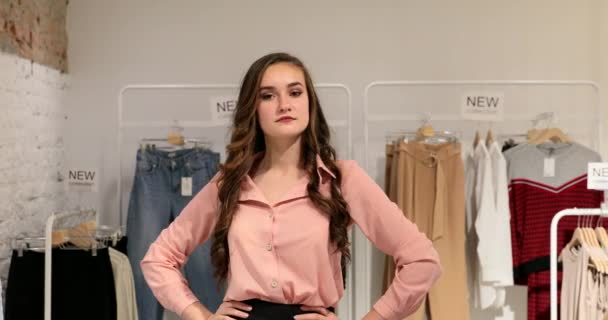 Young woman tries on clothes at clothes store — Stock Video