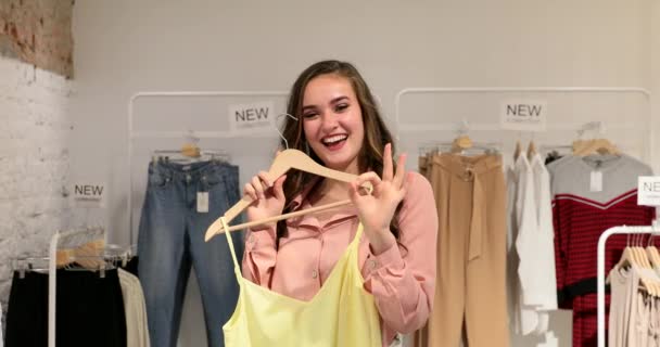 Chica posando con ropa femenina de verano amarillo . — Vídeo de stock