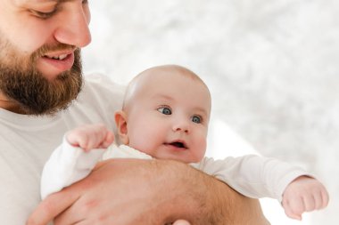 Genç babanın bebek iç mekanıyla portresi