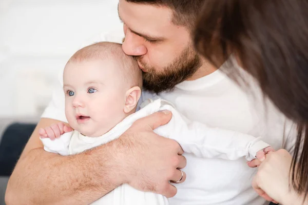 Retrato de familia joven con niña — Foto de Stock