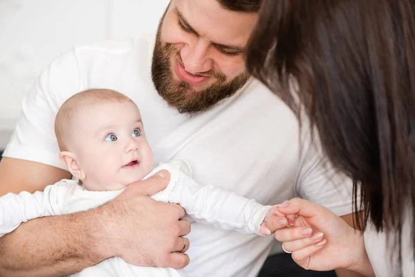 Retrato de la familia joven con su hijo — Foto de Stock