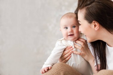 Anne kollarda Charming bebek kız kapalı