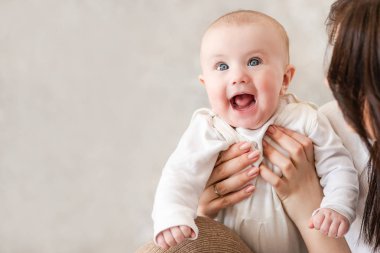 Anne elleri sevimli bebek kız gülümseme