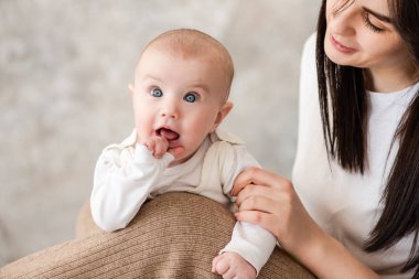 Genç Anne ile onu güzel küçük kız.