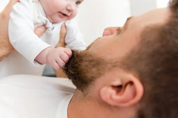 Bebé bebé manos agarrar la barba del hombre — Foto de Stock