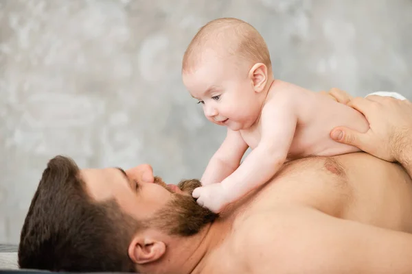 Glücklicher Vater mit Baby auf der Brust liegend — Stockfoto