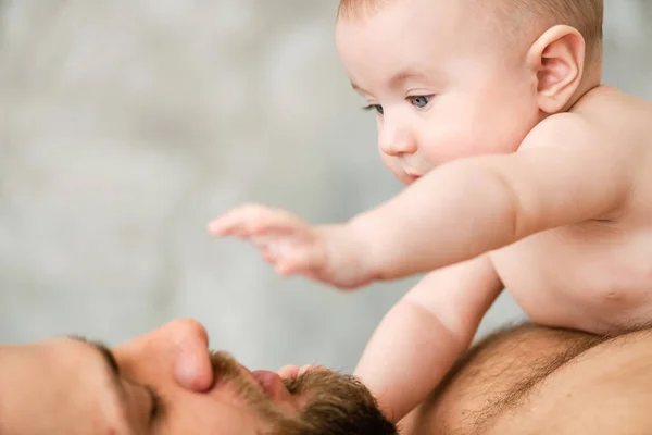 Baby girl catch nose of her father — Stock Photo, Image