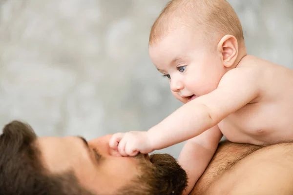 Bebé niña coger nariz de su padre — Foto de Stock