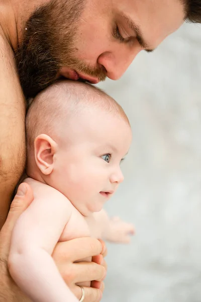 Liebender Papa küsst Krone seines Säuglings — Stockfoto