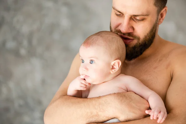 Vater küsst Kopf seiner kleinen Tochter. — Stockfoto