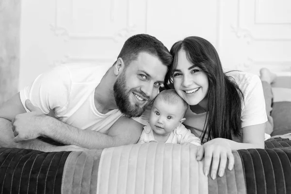 Fericit zâmbitor tânăr portret de familie în dormitor . — Fotografie, imagine de stoc