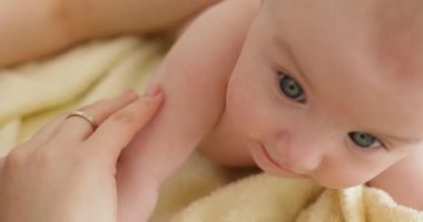 Young woman play with his baby girl.